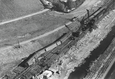 172397 Luchtfoto van de berging van het op 3 oktober 1951 ontspoorde electrische treinstel nr. 816 (mat. 1940) van de ...